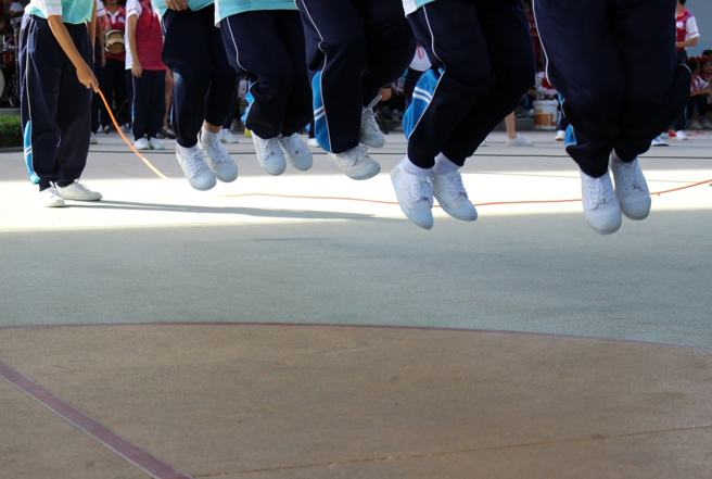 男童跳绳5分钟竟然「半身瘫痪」，医检查是急性脑梗塞。（图／shutterstock）