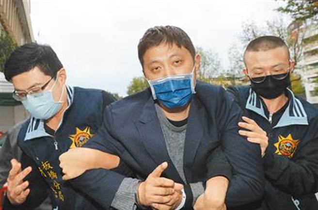 林秉枢(中)(本报资料照片)