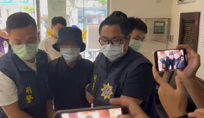 新北市永和区智光街昨晚惊传分尸案，54岁梁姓男子被杀害、肢解，尸体只剩左脚且头颅消失，梁男大哥被警方怀疑涉有重嫌，稍早在台北罗斯福路三段附近准备要搭公车时，被警方发现逮回，并当场承认犯行。（李奇叡摄）