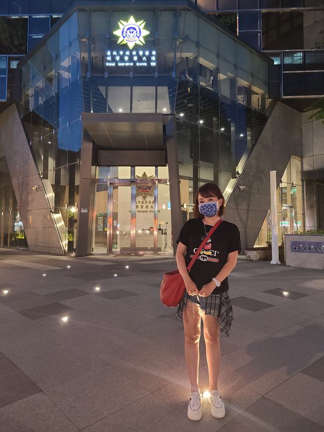 佩真親曬做筆錄時的合照，感嘆借錢被告太誇張。(圖/佩真 FB)