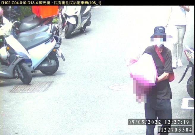 凶嫌他捧着疑似装有尸块的垃圾袋画面也曝光，令人不寒而栗。（翻摄画面）