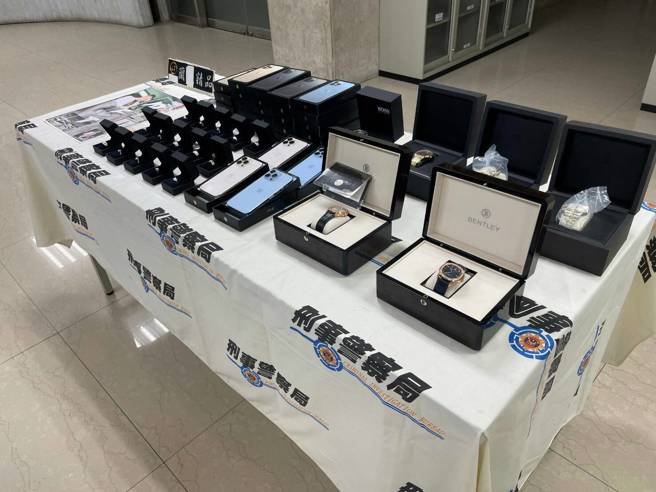 警方查扣直播GRA钻戒15只、Iphone 13模型机28支，以及「着作权及肖像权使用同意书」与筹设发行NFT等相关文件资料。(翻摄画面)