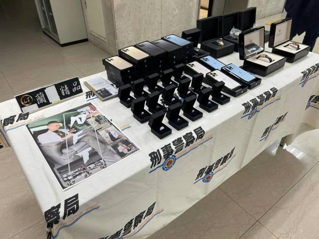 警方查扣直播GRA钻戒15只、Iphone 13模型机28支，以及「着作权及肖像权使用同意书」与筹设发行NFT等相关文件资料。(翻摄画面)