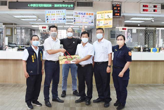 东势警分局长陈松寅(左二)，昨天特到东势农会向匯款部主管致意，呼吁投资应透过合法管道赚取合理利润；若是主打「高获利」、「零风险」等广告，切勿轻信。(警方提供)