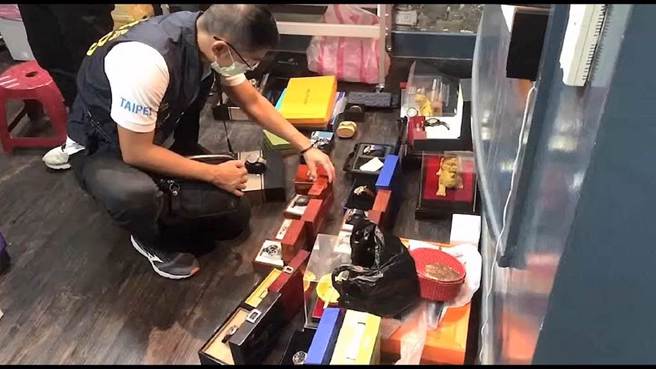 警方搜索连千毅位于新北市的直播据点。（翻摄画面）