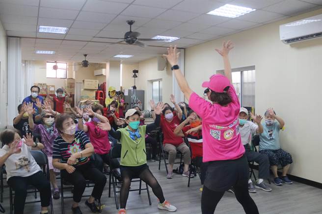  关怀小丑协会老师带着长辈暖身活动四肢。（弘光科大提供）