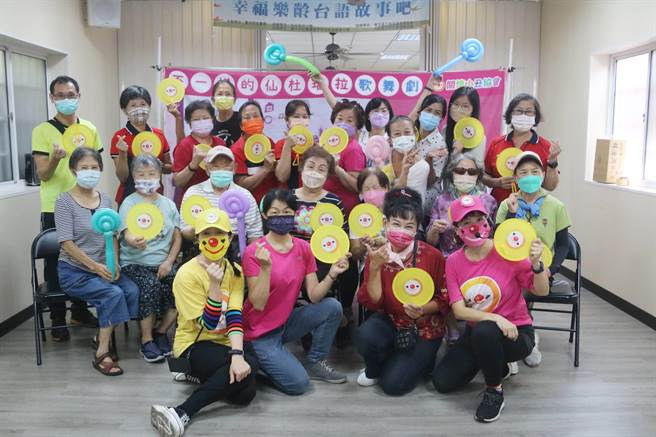 参与故事吧的学员与关怀小丑协会演员合影。（弘光科大提供）