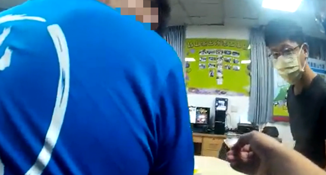 高雄一名惯窃潜入一处民宅行窃，被屋主父子发现被压制在地。(叶庭欣翻摄)