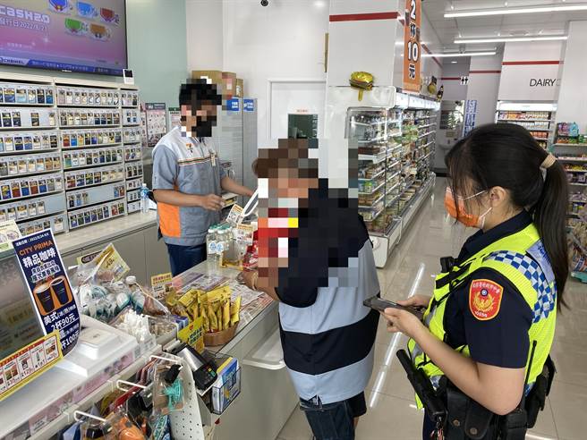 安寧所员警林晓均、叶梓皓获报后，迅速到场了解，先将男子所购买好的点数卡暂时保管。（警方提供）