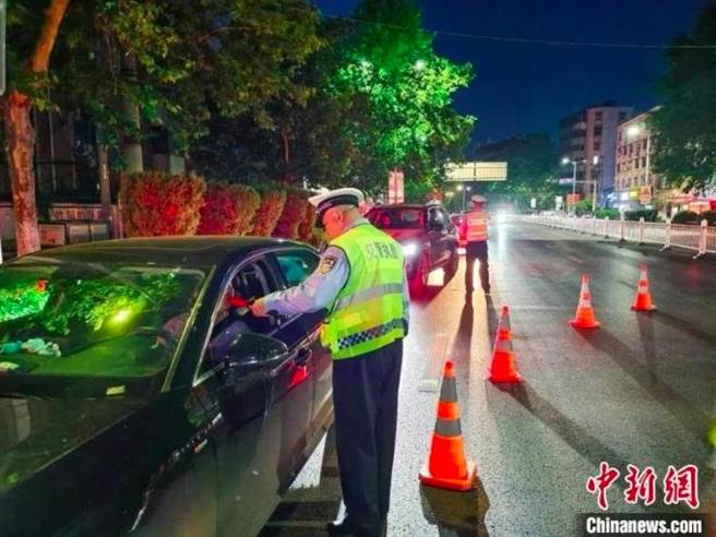 大陆多地严查公职人员酒驾，同桌、同车人一起查。（中新网）