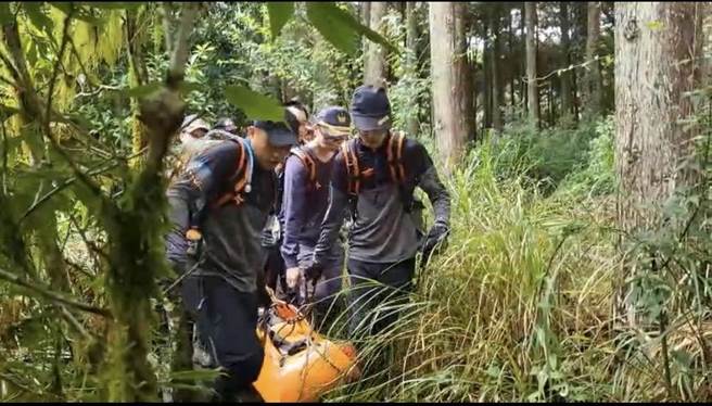 今（7日）上午8时49分由搜救人员将伤者搬运至登山口，意识清楚、无法行走，无明显外伤，已送往阳大附医就医。（宜兰县消防局提供／吴佩蓉宜兰传真）