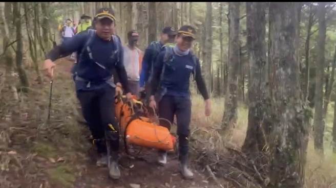 今（7日）上午8时49分由搜救人员将伤者搬运至登山口，意识清楚、无法行走，无明显外伤，已送往阳大附医就医。（宜兰县消防局提供／吴佩蓉宜兰传真）