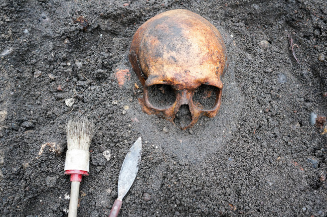 波蘭考古學家在一處17世紀墓園出土「女吸血鬼」的遺骸，她的脖子上被架著鐮刀，左腳腳趾也被上鎖。(示意圖/達志影像)