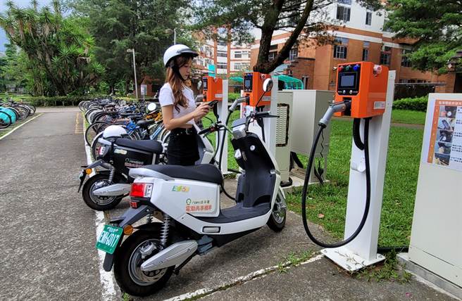 暨大今年引进100台的电动共享机车，每小时只要50元的优惠价格，除了减轻家长购买机车压力外，最高时速50的安全速度，也能确保学生的行车安全。（暨大提供／吴建辉彰化传真）