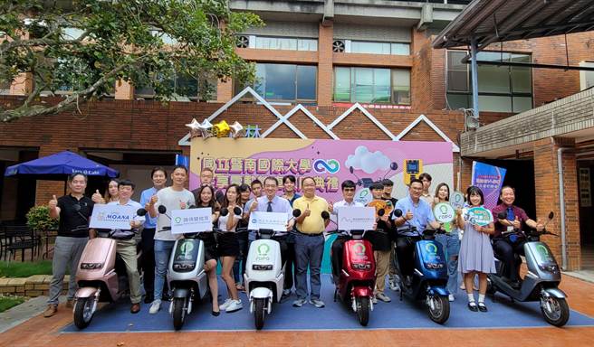 暨大校长武东星表示，学生只要下载专用App注册会员，透过GPS定位就能免钥匙租用，目前共有12个还车点，提供师生连接校外生活圈。（暨大提供／吴建辉彰化传真）