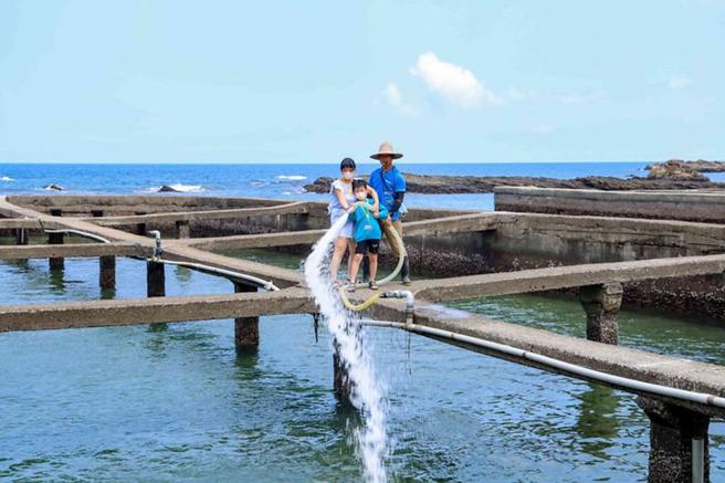 「海职人来寮贡」套票邀请民眾亲自走一趟贡寮鲍鱼生长的环境，从喂食鲍鱼到炙烧九孔，来一趟产地到餐桌上的食材小旅行。　图：新北市政府观光旅游局／提供