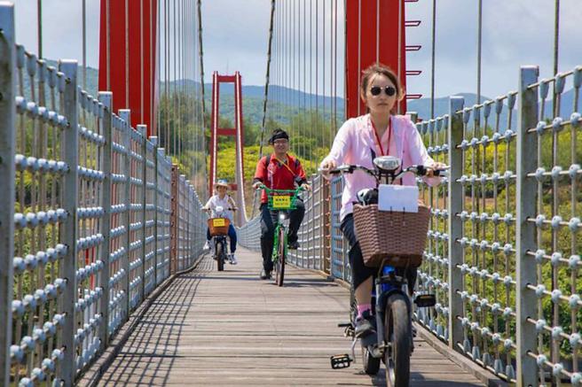 ▲以单车自由行为主轴的套票，让民眾骑乘单车深入贡寮的山水人文，展开深度对话。　图：新北市政府观光旅游局／提供