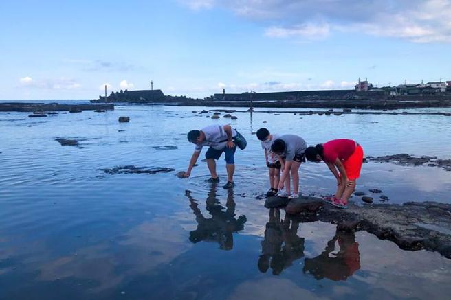 ▲马岗潮间带很适合带小孩来一趟生态教学，晴空下可见天空之镜的美景，让人眼睛一亮。　图：新北市政府观光旅游局／提供
