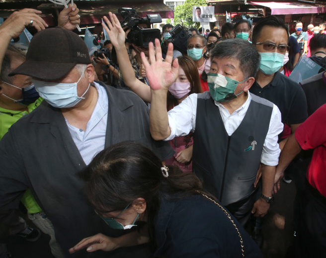民进党台北市长参选人陈时中（中）。（资料照/陈君玮摄）
