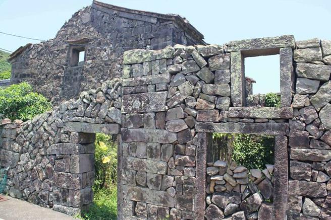 ▲来到卯澳渔村及马岗渔村，可欣赏先民为了抵御东北角强劲风势所建的百年石头屋。　图：新北市政府观光旅游局／提供