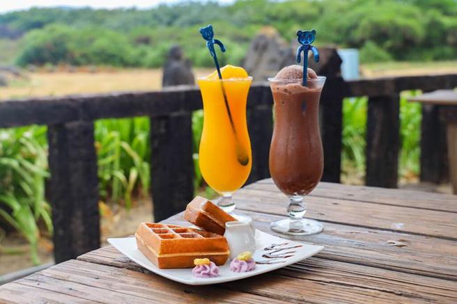 ▲来到蓝湾咖啡盐寮总店品尝下午茶，古式建筑加上无敌海景，完全满足视觉和味觉的双重飨宴。　图：新北市政府观光旅游局／提供