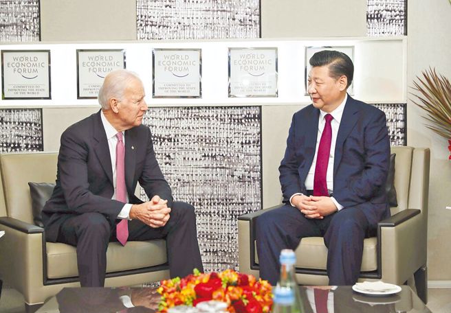 中国国家主席习近平（右）与美国总统拜登（左）。（新华社）