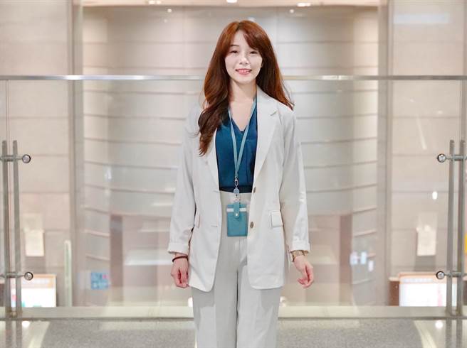 新北市府今年4月宣布，由曾任凤凰卫视记者的张劭斌，接任副发言人职务，今再增加一名副发言人，由外型亮眼的罗婉庭接任。（新北市新闻局提供）