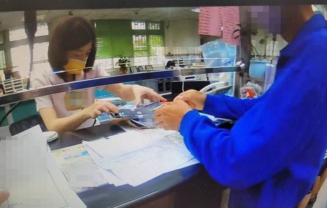 听信女网友投资术语，台中市太平区40多岁的林姓男子（右）向友人借50万元后到邮局要匯款。（太平警分局提供／冯惠宜台中传真）