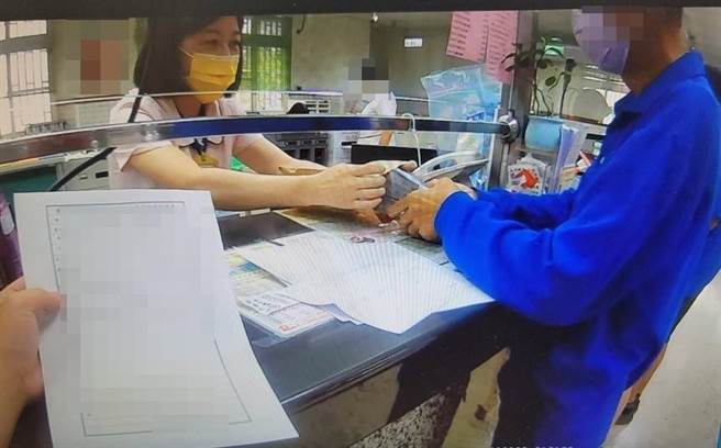听信女网友投资术语，台中市太平区40多岁的林姓男子（右）向友人借50万元后到邮局要匯款。（太平警分局提供／冯惠宜台中传真）