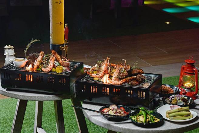 高雄英迪格Pier No.1酒吧推出为期一个月的「星光蓝烧BBQ」。（高雄英迪格提供）