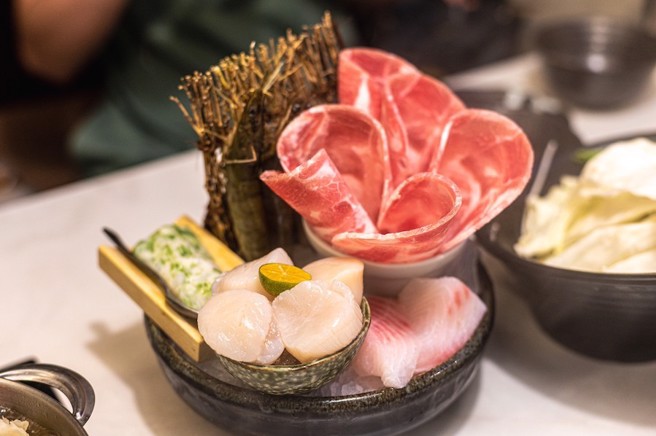 入秋了，有无外送与海鲜火锅业者合作，暖暖的锅物，天母地区的外送也吃得到。（图/业者提供）