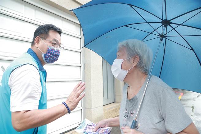 林耕仁今天持续至东区徒步拜票。（林耕仁提供／陈育贤新竹传真）