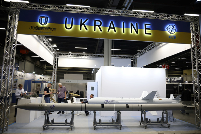 9月7日，烏克蘭國營武器製造商Ukroboronprom 於波蘭國防工業展（MSPO）展出海王星飛彈和黑榿木-M（Vilkha-M）導引火箭彈模型。（路透社）