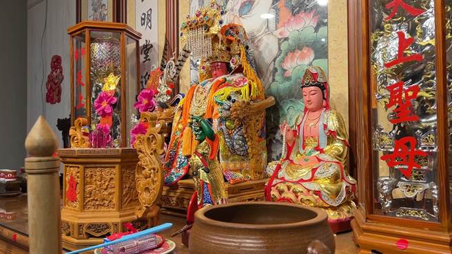 台东窃贼闯空门，锁定神明桌上的金牌。（蔡旻妤摄）