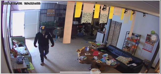台东窃贼闯空门被监视器拍下。（民眾提供／蔡旻妤台东传真）