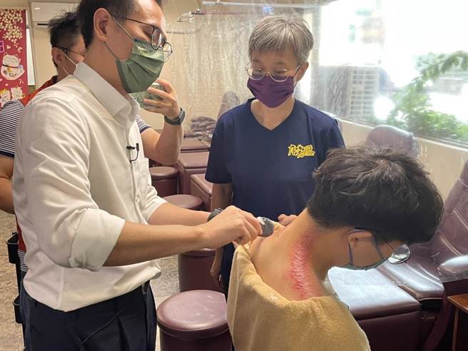 民进党桃园市长参选人郑运鹏7日至经络调理馆关心疫后復甦产业。（陈梦茹摄）