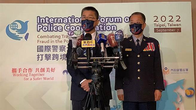 内政部长徐国勇（左）回应关于女儿加入陈时中竞选办公室的问题。（警政署提供）