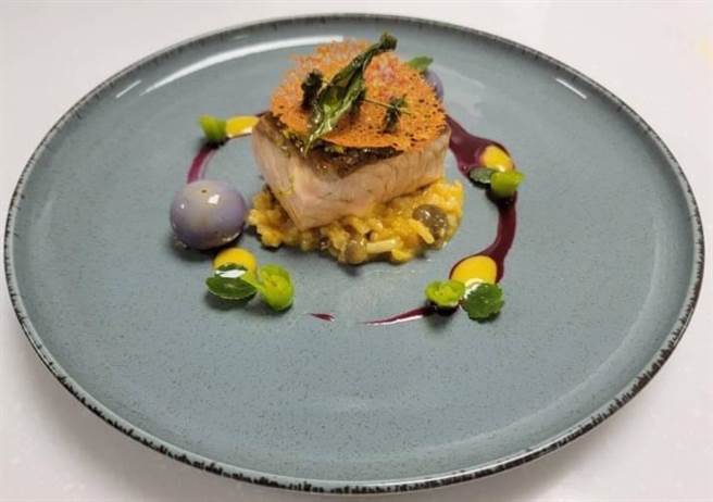 张莛逵今年6月参加2022荷兰国际餐饮挑战赛（NICC），以「罗勒煎鲑鱼衬南瓜炖饭佐蔓越莓甜菜根酱」荣获个人主餐金牌。（张莛逵提供／冯惠宜台中传真）