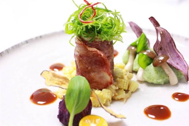 2021年张莛逵也挑战加拿大国际餐饮大赛，以「培根鲷鱼卷佐菠菜马铃薯泥」获得个人主餐银牌。（张莛逵提供／冯惠宜台中传真）