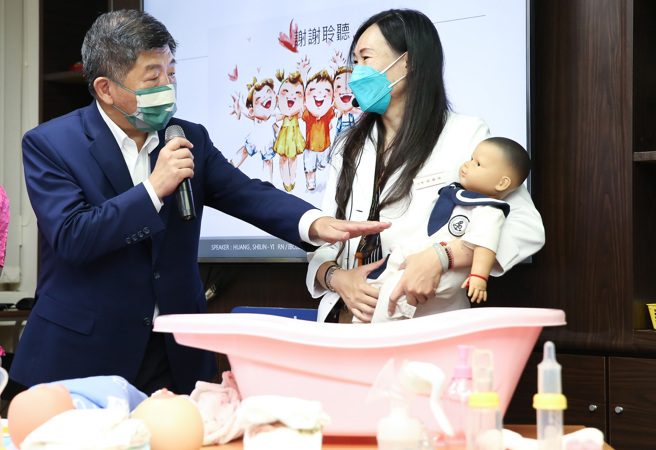 民进党台北市长参选人陈时中（左）7日参访月嫂训练班，观看现场教学，他也分享心得，表示生育率一直下滑，年轻人不敢生小孩，将会推出社福政见公布月嫂补助政策。（陈俊吉摄）