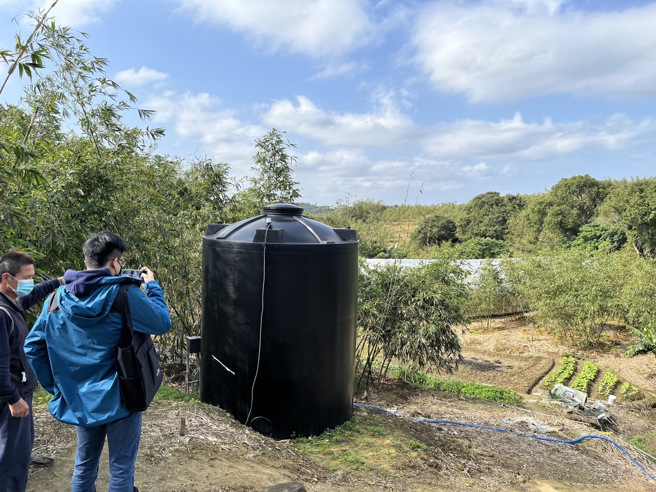 畜牧場原來要排入溪流的排放水，以槽車載運送至觀音山筍園，轉化成資源進行再利用。(新北市農業局提供)
