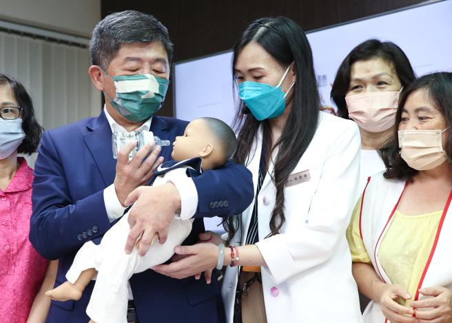 民进党台北市长参选人陈时中（左）7日参访月嫂训练班，观看现场教学，他也分享心得，表示生育率一直下滑，年轻人不敢生小孩，将会推出社福政见公布月嫂补助政策。（陈俊吉摄）