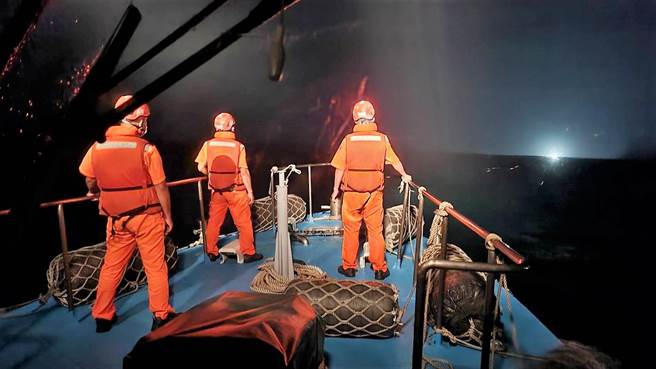 外埯安检所通报，有一艘「协富顺」渔船进港时，于外埯南方0.5浬突然发现船上有1名菲籍渔工不见，研判可能是落海失踪。（澎湖海巡队提供）