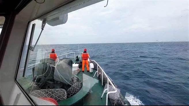 截至7日11时，澎湖海巡队共计派遣4艇32人次、空侦机2架次，持续在附近海域进行搜寻援救之工作。（澎湖海巡队提供）