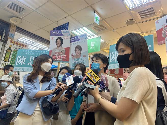 無黨籍台北市長參選人黃珊珊今上午前往士東市場掃街拜票，行前受訪。（陳薏云攝）