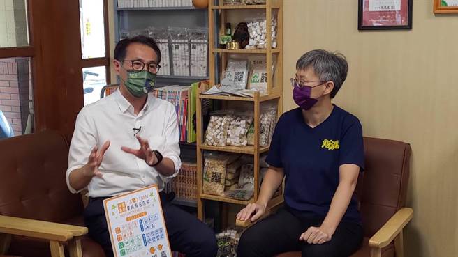 民进党桃园市长参选人郑运鹏7日至经络调理馆关心疫后復甦产业，谈及周玉蔻昨指出民调已经领先张善政，对此郑运鹏回应，各方民调都会参考并持续努力。（陈梦茹摄）