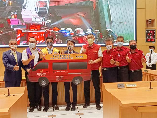 台北市金站狮子会及台北市卓越国际狮子会联合捐赠新北市消防局灾情勘查车。（新北市消防局提供）