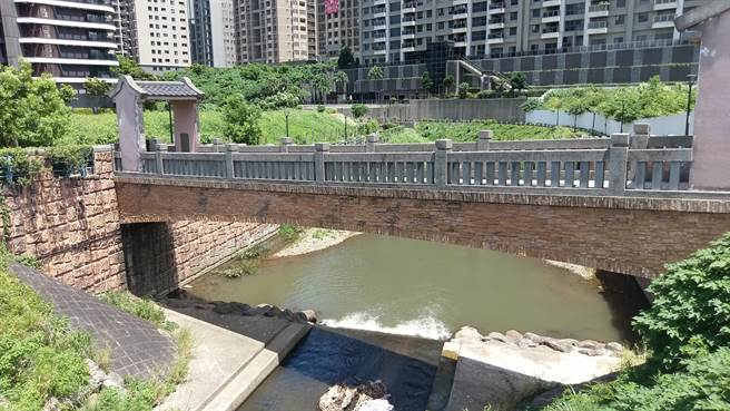 位在新北市淡水区的公司田溪素有「淡水母亲之河」之称，主河段长约12公里，沿线有丰富的自然生态与人文景观特色，下游左右岸有完整的人行步道系统。(新北市水利局提供)
