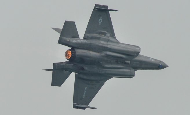 美国海军陆战队的F-35B战机在新加坡樟宜机场秀性能的檔案照。（达志影像/Shutterstock）