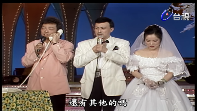 余天和李亞萍夫婦唱完情歌後，張菲打電話問爸爸余天是否落實愛的教育。(圖/台視 YOUTUBE)